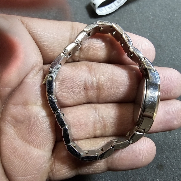 Armitron Now Ladies Quartz Watch Oval Shaped Silver Gold Tone Working 75/3313TT - Picture 4 of 10